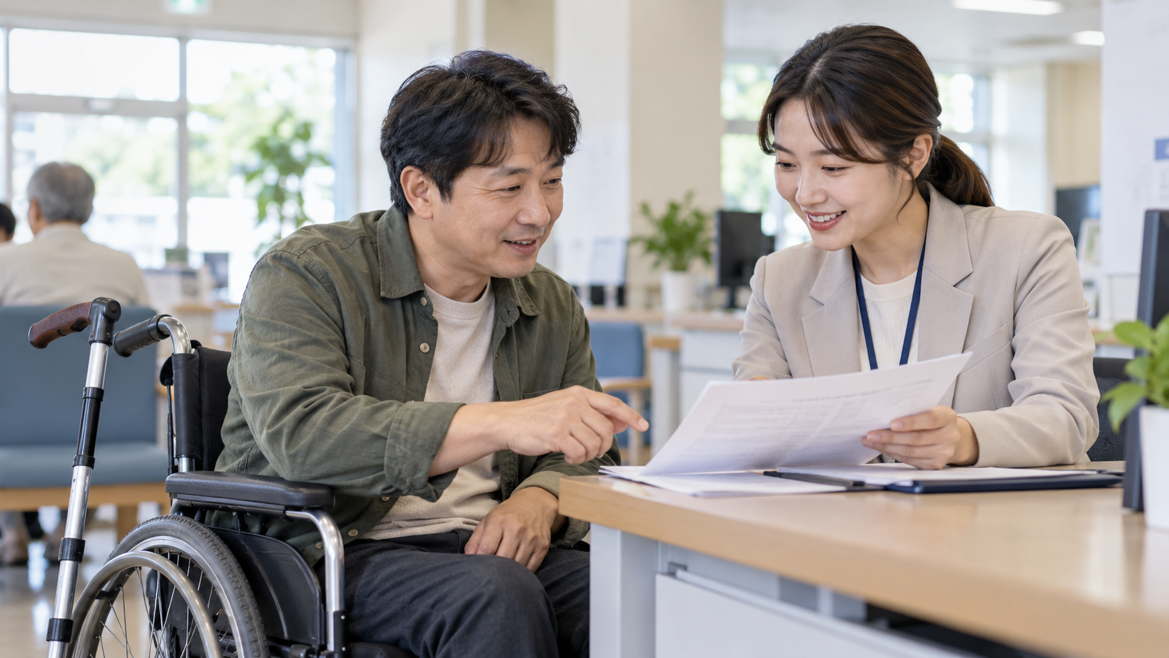 장애인 보조기기 급여 신청에 대해 담당자와 서류를 확인하는 모습